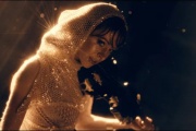 Lindsey Stirling le puso magicas melodias e imagenes a su nuevo single: Inner Gold